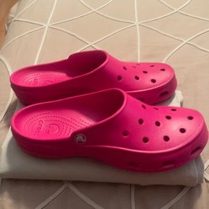 Women sz 9 wide Crocs